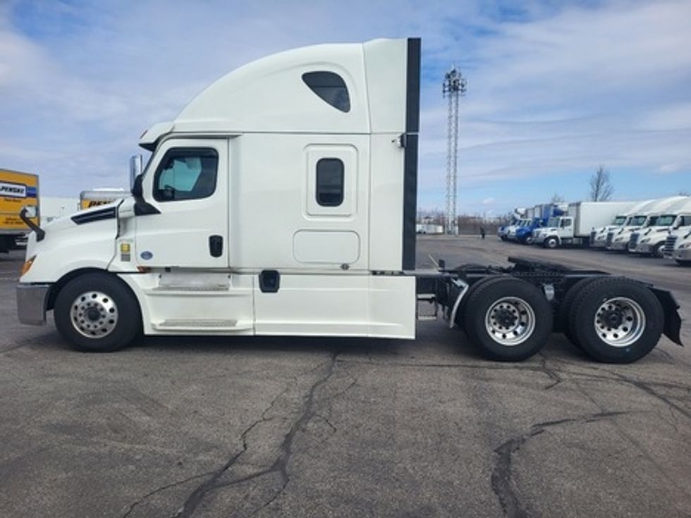 Sleeper Tractor-Heavy Duty Tractors-Freightliner-2019-T12664ST-Cambridge-ON-1,037,038\n\t\tkm-$ 58,500 - Image 3