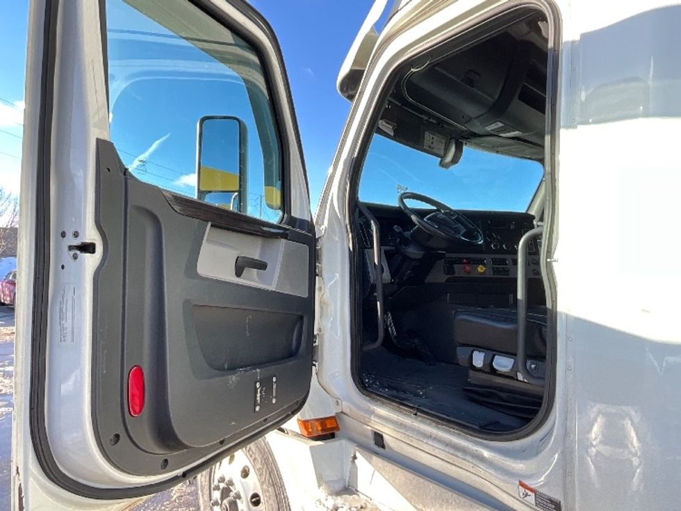 Sleeper Tractor-Heavy Duty Tractors-Freightliner-2019-T12664ST-Cambridge-ON-1,037,038\n\t\tkm-$ 58,500 - Image 9
