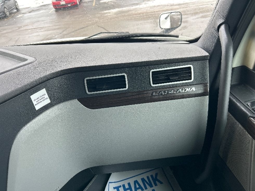 Sleeper Tractor-Heavy Duty Tractors-Freightliner-2019-T12664ST-Cambridge-ON-1,060,872\n\t\tkm-$ 57,250 - Image 12