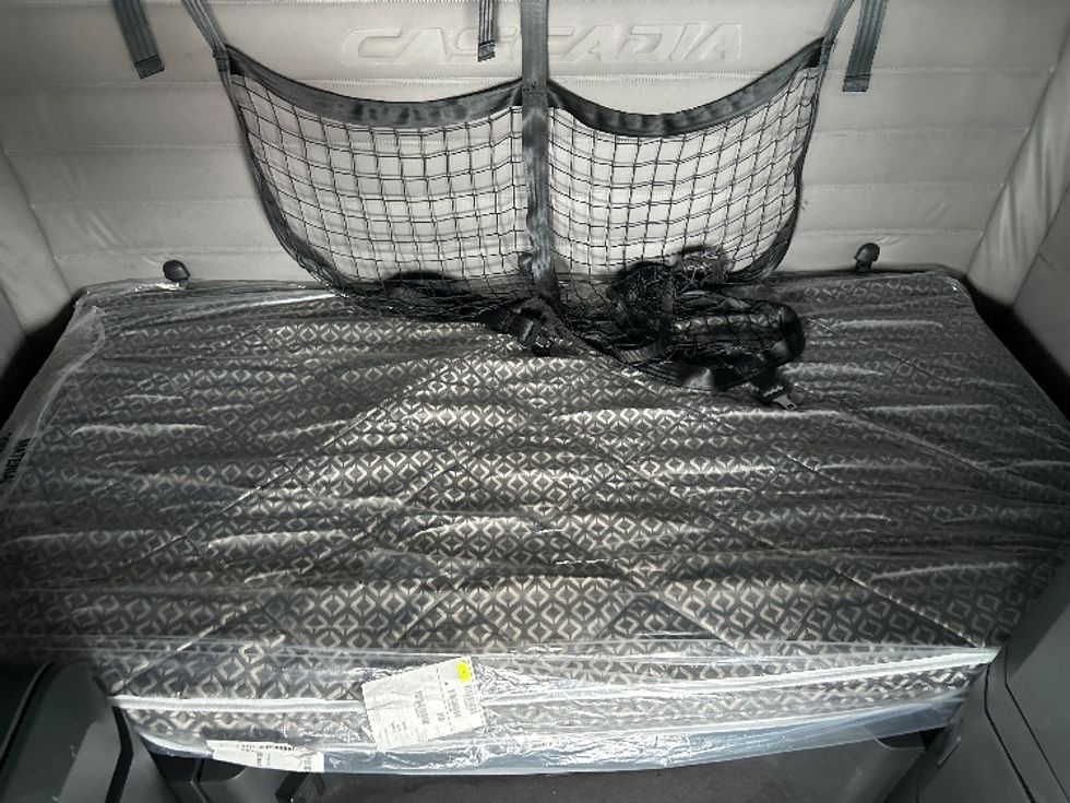 Sleeper Tractor-Heavy Duty Tractors-Freightliner-2019-T12664ST-Cambridge-ON-1,060,872\n\t\tkm-$ 57,250 - Image 14