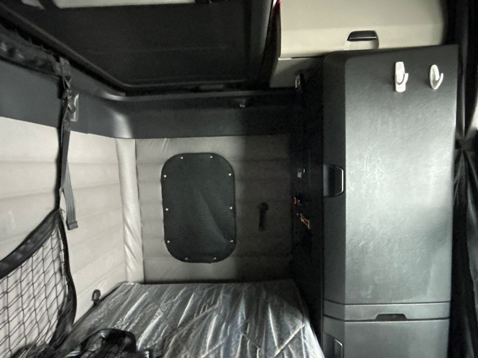 Sleeper Tractor-Heavy Duty Tractors-Freightliner-2019-T12664ST-Cambridge-ON-1,060,872\n\t\tkm-$ 57,250 - Image 15