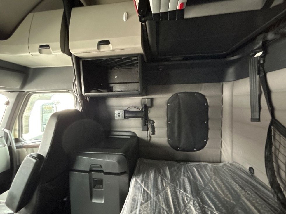 Sleeper Tractor-Heavy Duty Tractors-Freightliner-2019-T12664ST-Cambridge-ON-1,060,872\n\t\tkm-$ 57,250 - Image 16