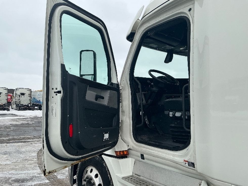 Sleeper Tractor-Heavy Duty Tractors-Freightliner-2019-T12664ST-Cambridge-ON-1,060,872\n\t\tkm-$ 57,250 - Image 9