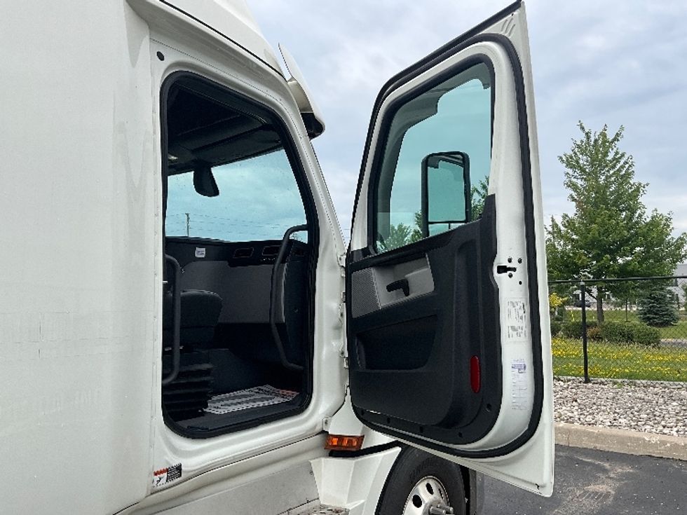 Sleeper Tractor-Heavy Duty Tractors-Freightliner-2019-T12664ST-Cambridge-ON-1,064,678\n\t\tkm-$ 57,250 - Image 13