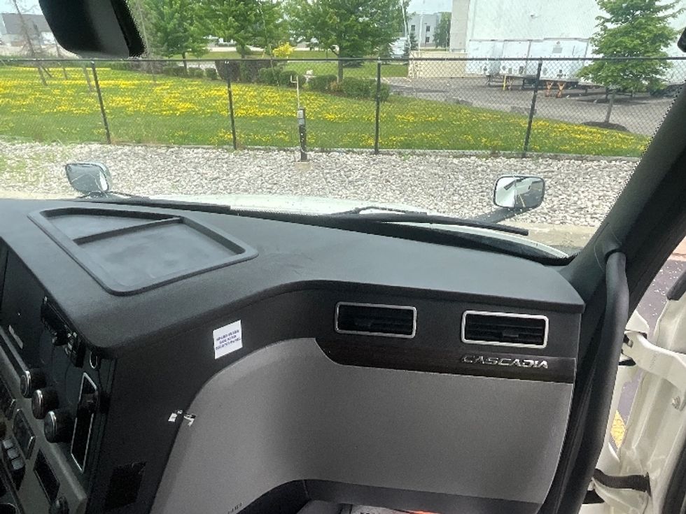 Sleeper Tractor-Heavy Duty Tractors-Freightliner-2019-T12664ST-Cambridge-ON-1,064,678\n\t\tkm-$ 57,250 - Image 14