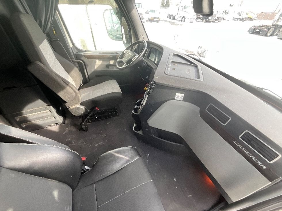 Sleeper Tractor-Heavy Duty Tractors-Freightliner-2019-T12664ST-Cambridge-ON-1,064,678\n\t\tkm-$ 57,250 - Image 15