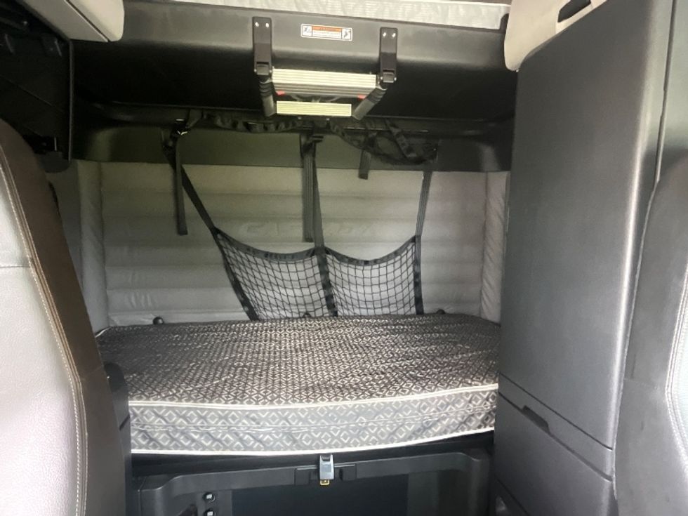 Sleeper Tractor-Heavy Duty Tractors-Freightliner-2019-T12664ST-Cambridge-ON-1,064,678\n\t\tkm-$ 57,250 - Image 16