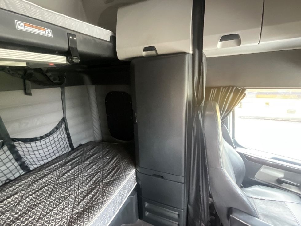 Sleeper Tractor-Heavy Duty Tractors-Freightliner-2019-T12664ST-Cambridge-ON-1,064,678\n\t\tkm-$ 57,250 - Image 18