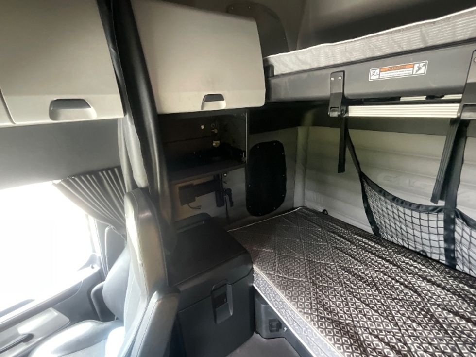 Sleeper Tractor-Heavy Duty Tractors-Freightliner-2019-T12664ST-Cambridge-ON-1,064,678\n\t\tkm-$ 57,250 - Image 19