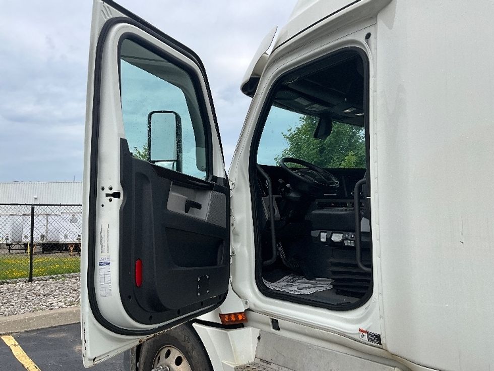 Sleeper Tractor-Heavy Duty Tractors-Freightliner-2019-T12664ST-Cambridge-ON-1,064,678\n\t\tkm-$ 57,250 - Image 9