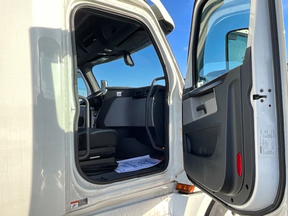 Sleeper Tractor-Heavy Duty Tractors-Freightliner-2019-T12664ST-Cambridge-ON-1,064,882\n\t\tkm-$ 57,000 - Image 13