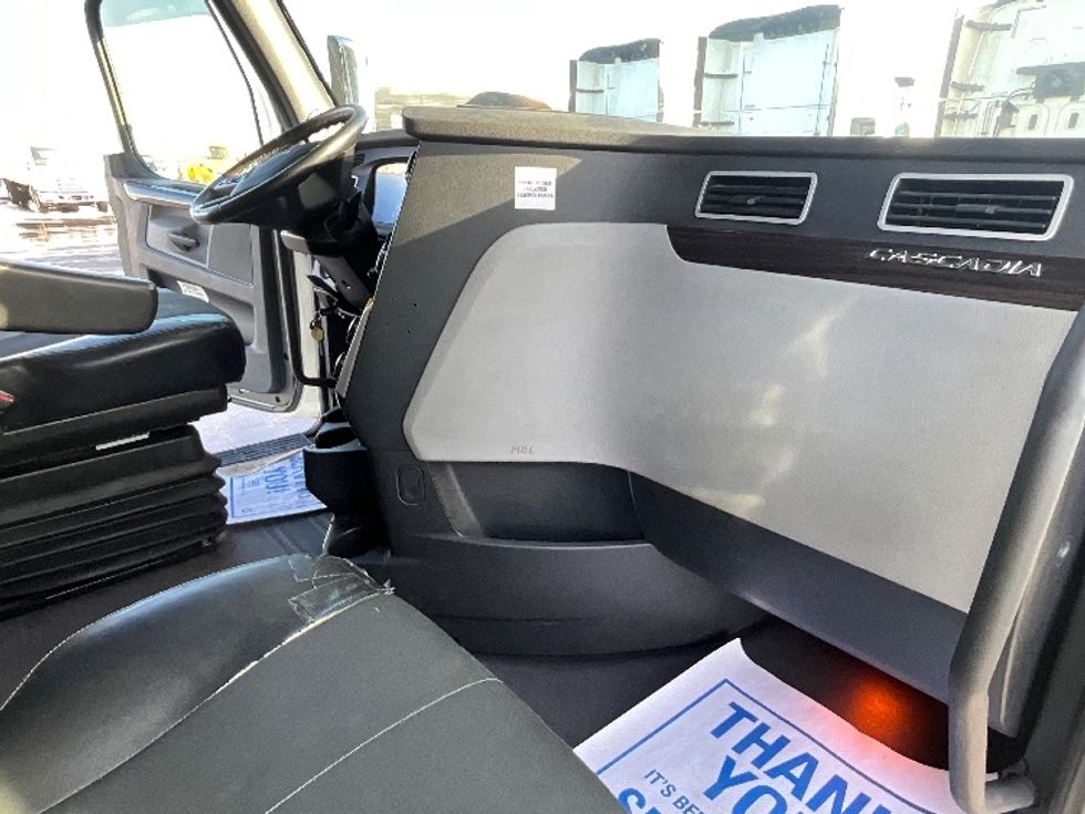 Sleeper Tractor-Heavy Duty Tractors-Freightliner-2019-T12664ST-Cambridge-ON-1,064,882\n\t\tkm-$ 57,000 - Image 15