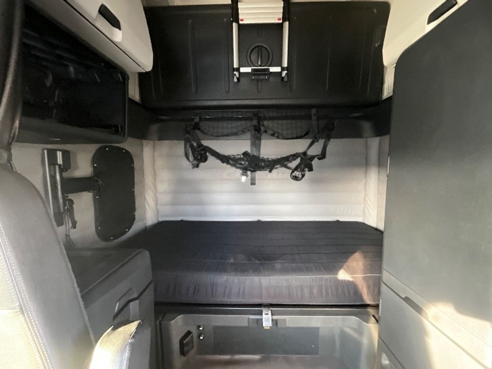 Sleeper Tractor-Heavy Duty Tractors-Freightliner-2019-T12664ST-Cambridge-ON-1,064,882\n\t\tkm-$ 57,000 - Image 16