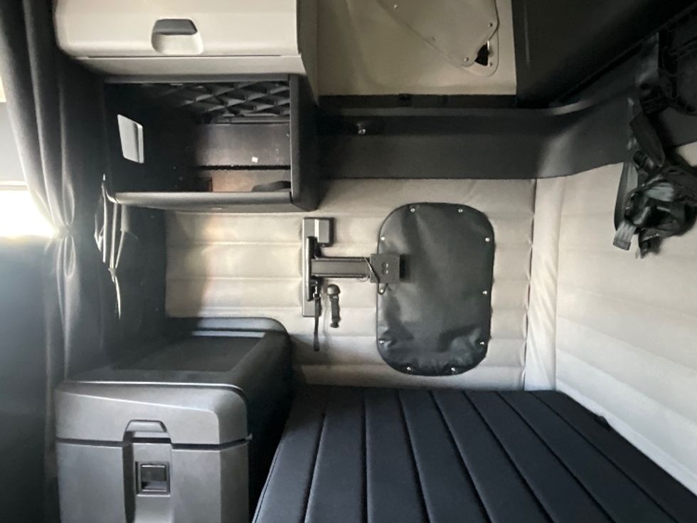 Sleeper Tractor-Heavy Duty Tractors-Freightliner-2019-T12664ST-Cambridge-ON-1,064,882\n\t\tkm-$ 57,000 - Image 19