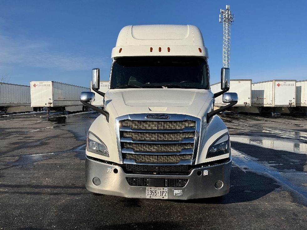 Sleeper Tractor-Heavy Duty Tractors-Freightliner-2019-T12664ST-Cambridge-ON-1,064,882\n\t\tkm-$ 57,000 - Image 2