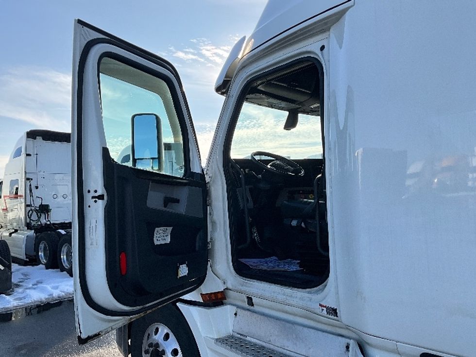 Sleeper Tractor-Heavy Duty Tractors-Freightliner-2019-T12664ST-Cambridge-ON-1,064,882\n\t\tkm-$ 57,000 - Image 9