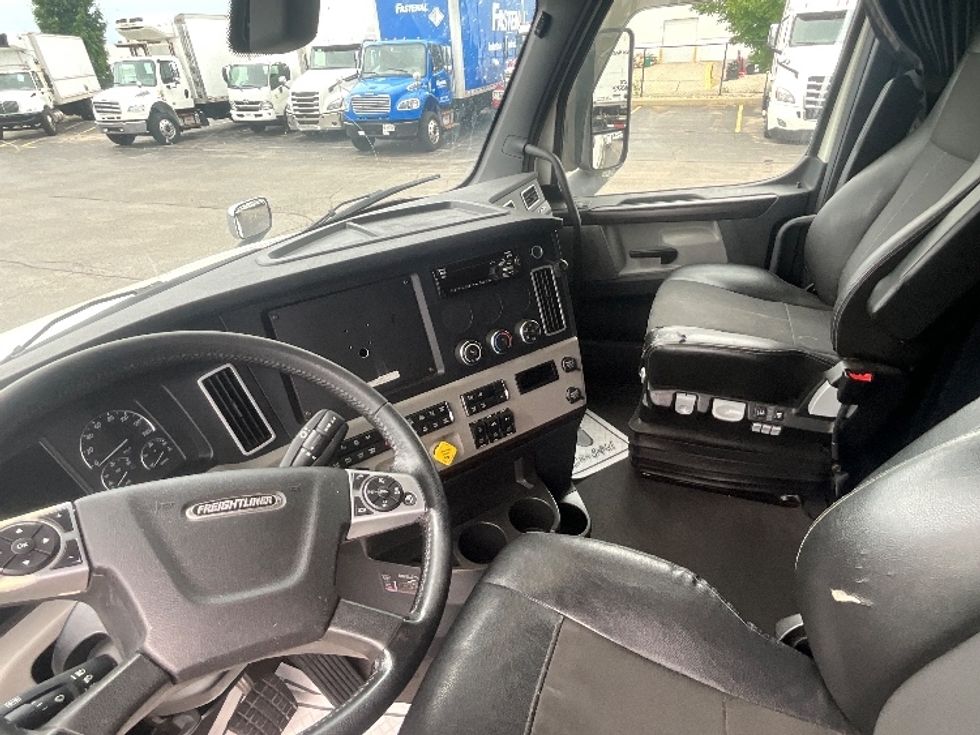 Sleeper Tractor-Heavy Duty Tractors-Freightliner-2019-T12664ST-Cambridge-ON-1,079,420\n\t\tkm-$ 67,250 - Image 10