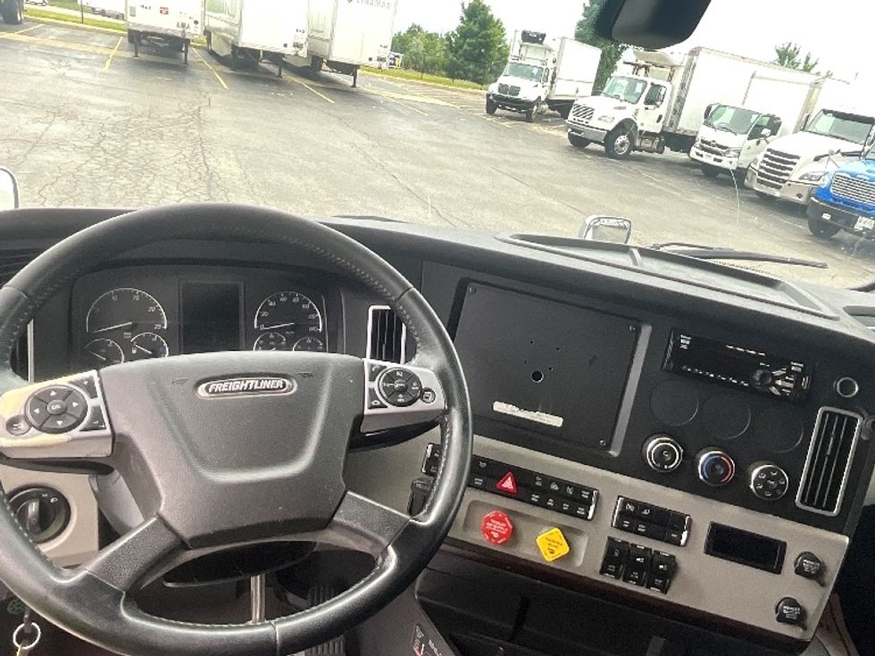 Sleeper Tractor-Heavy Duty Tractors-Freightliner-2019-T12664ST-Cambridge-ON-1,079,420\n\t\tkm-$ 67,250 - Image 11