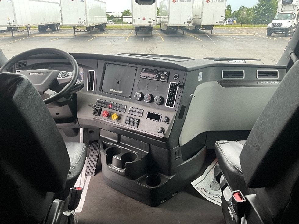 Sleeper Tractor-Heavy Duty Tractors-Freightliner-2019-T12664ST-Cambridge-ON-1,079,420\n\t\tkm-$ 67,250 - Image 12