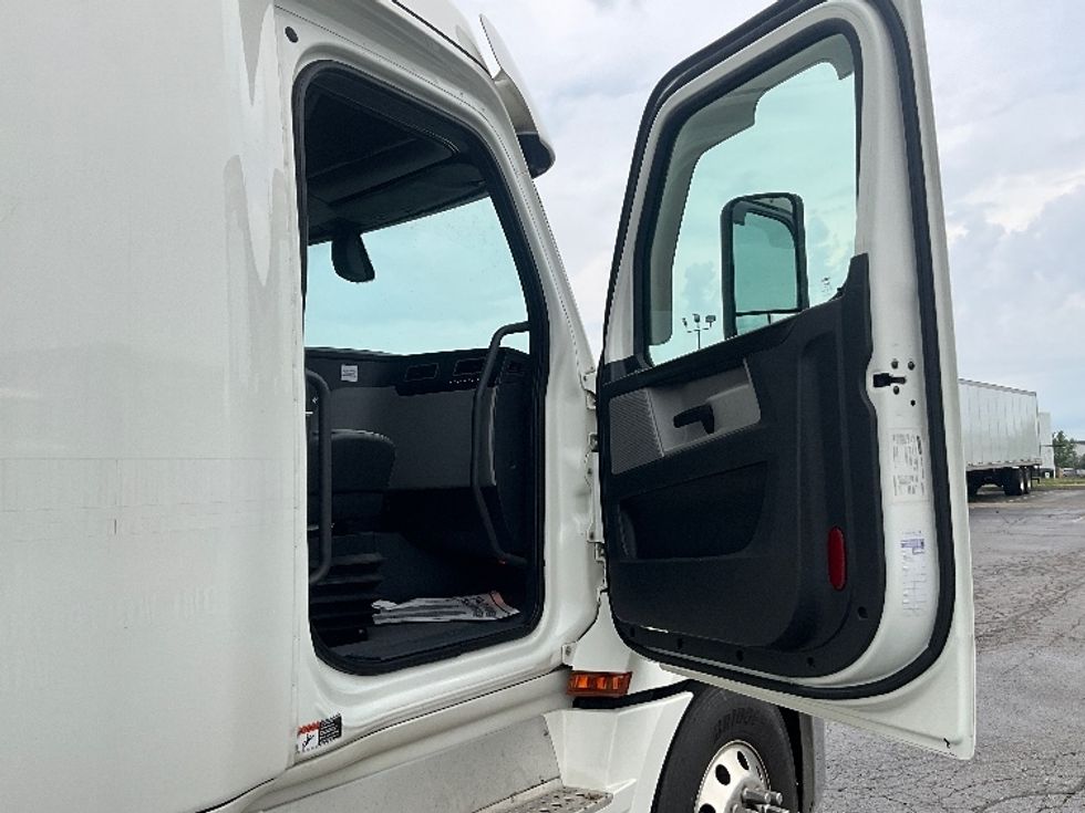 Sleeper Tractor-Heavy Duty Tractors-Freightliner-2019-T12664ST-Cambridge-ON-1,079,420\n\t\tkm-$ 67,250 - Image 13