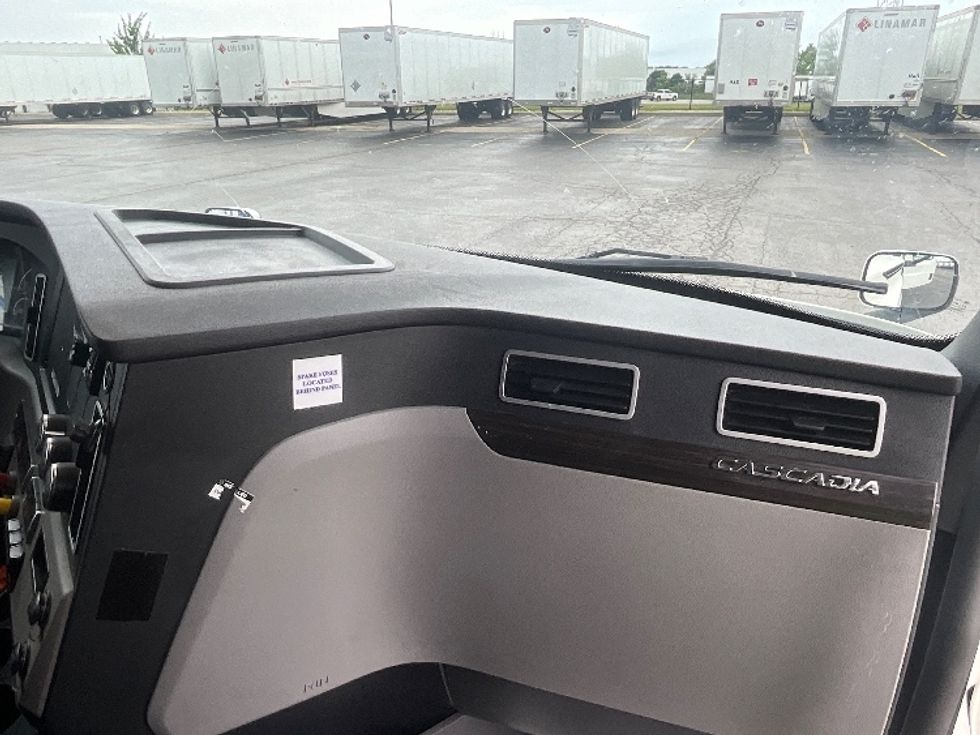 Sleeper Tractor-Heavy Duty Tractors-Freightliner-2019-T12664ST-Cambridge-ON-1,079,420\n\t\tkm-$ 67,250 - Image 14