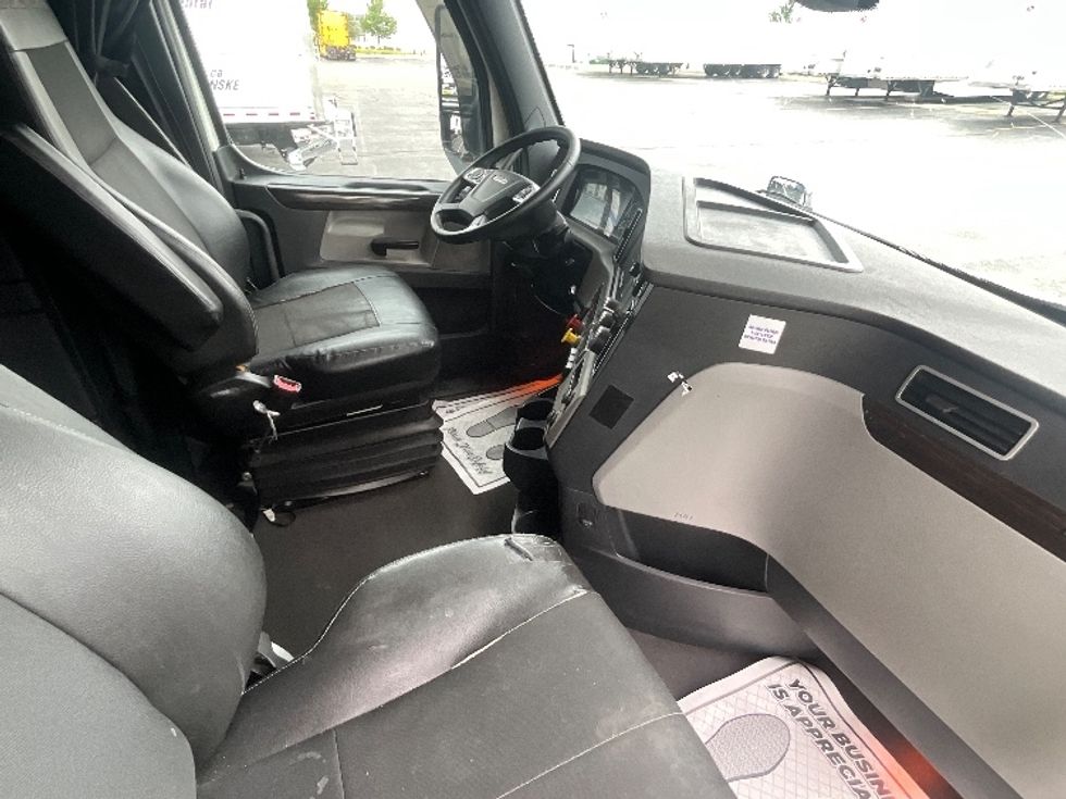 Sleeper Tractor-Heavy Duty Tractors-Freightliner-2019-T12664ST-Cambridge-ON-1,079,420\n\t\tkm-$ 67,250 - Image 15