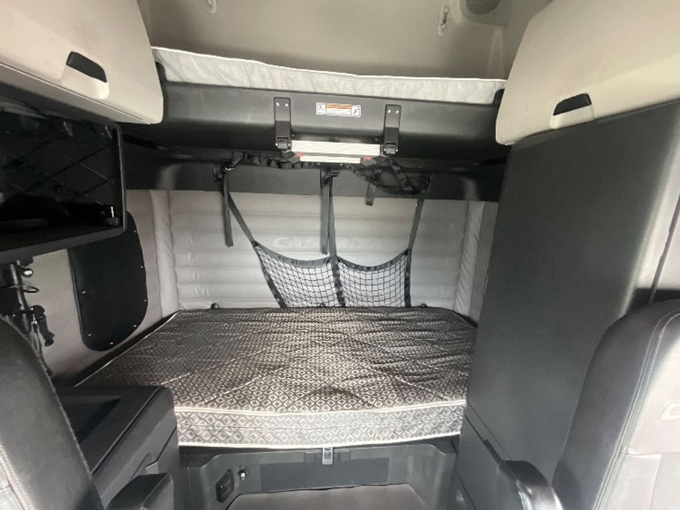 Sleeper Tractor-Heavy Duty Tractors-Freightliner-2019-T12664ST-Cambridge-ON-1,079,420\n\t\tkm-$ 67,250 - Image 16