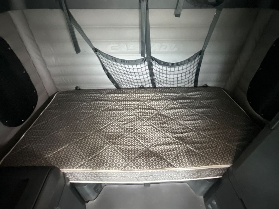 Sleeper Tractor-Heavy Duty Tractors-Freightliner-2019-T12664ST-Cambridge-ON-1,079,420\n\t\tkm-$ 67,250 - Image 17