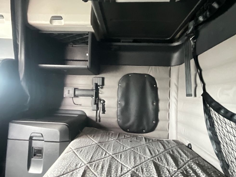 Sleeper Tractor-Heavy Duty Tractors-Freightliner-2019-T12664ST-Cambridge-ON-1,079,420\n\t\tkm-$ 67,250 - Image 19