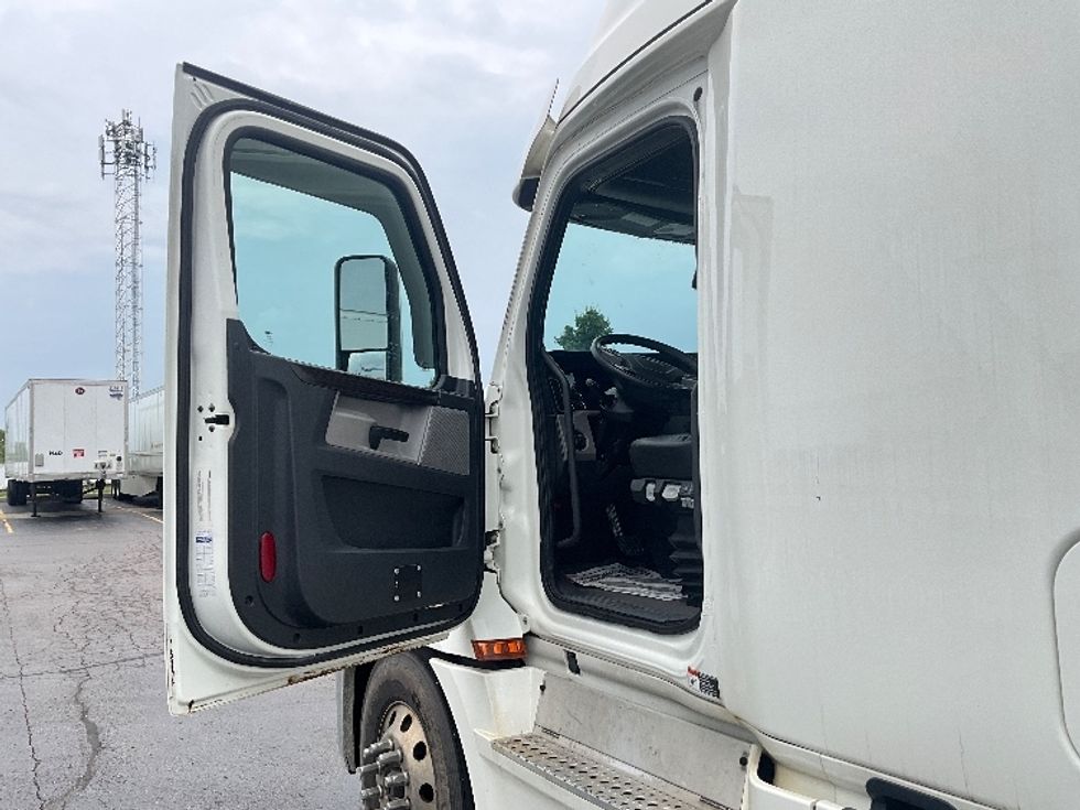 Sleeper Tractor-Heavy Duty Tractors-Freightliner-2019-T12664ST-Cambridge-ON-1,079,420\n\t\tkm-$ 67,250 - Image 9