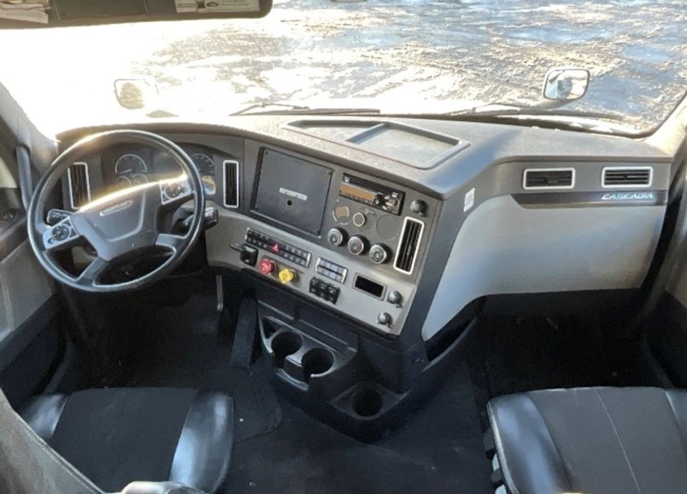 Sleeper Tractor-Heavy Duty Tractors-Freightliner-2019-T12664ST-Cambridge-ON-1,089,237\n\t\tkm-$ 56,000 - Image 12