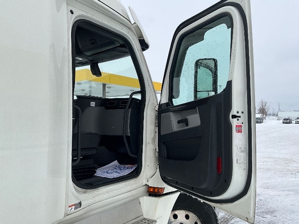 Sleeper Tractor-Heavy Duty Tractors-Freightliner-2019-T12664ST-Cambridge-ON-1,089,237\n\t\tkm-$ 56,000 - Image 13