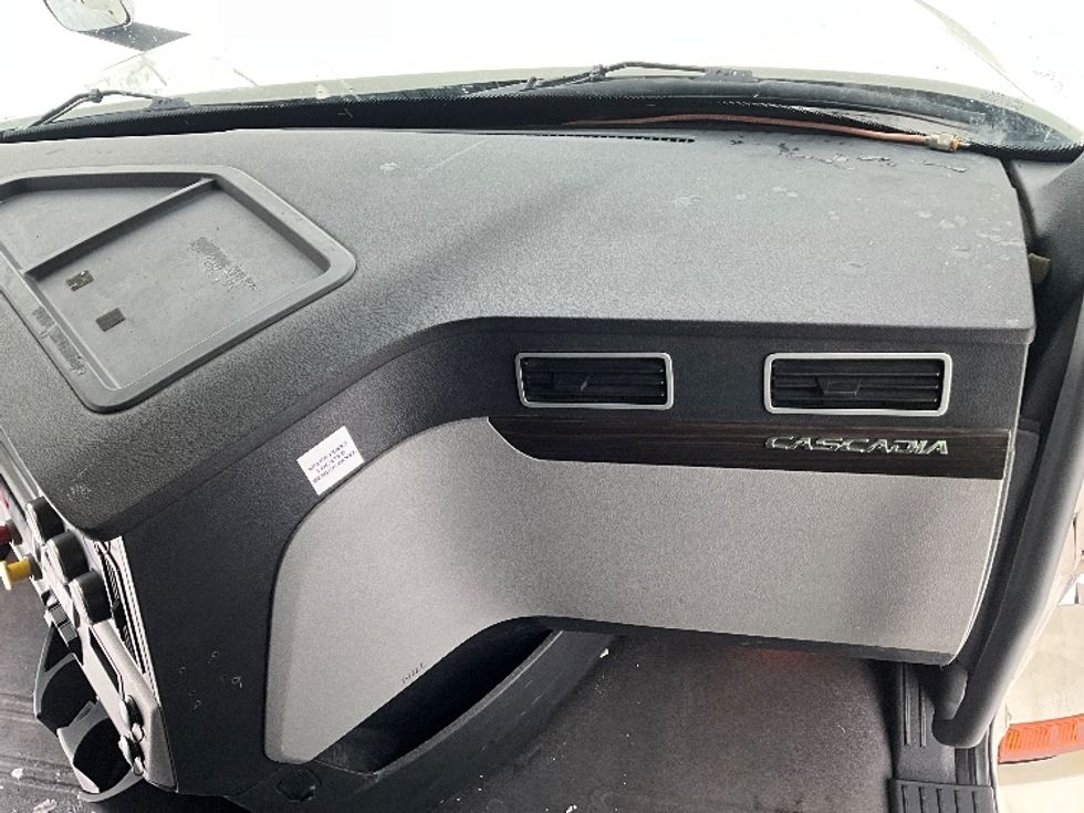 Sleeper Tractor-Heavy Duty Tractors-Freightliner-2019-T12664ST-Cambridge-ON-1,089,237\n\t\tkm-$ 56,000 - Image 14