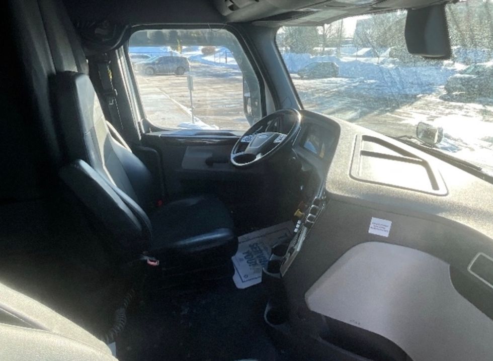 Sleeper Tractor-Heavy Duty Tractors-Freightliner-2019-T12664ST-Cambridge-ON-1,089,237\n\t\tkm-$ 56,000 - Image 15