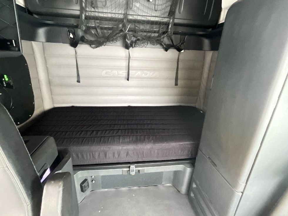 Sleeper Tractor-Heavy Duty Tractors-Freightliner-2019-T12664ST-Cambridge-ON-1,089,237\n\t\tkm-$ 56,000 - Image 16