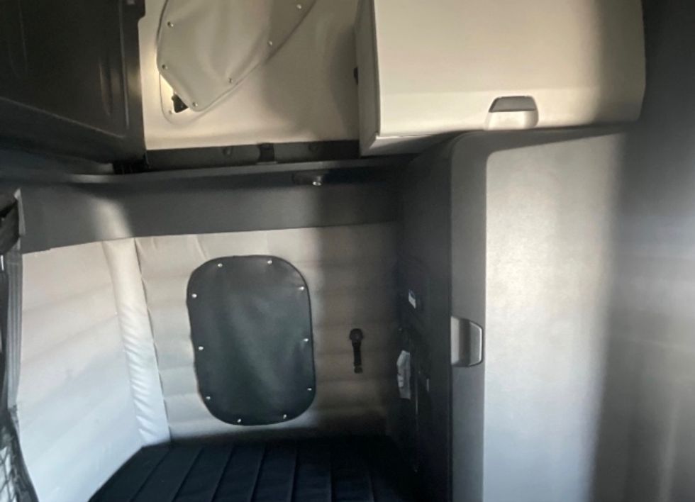 Sleeper Tractor-Heavy Duty Tractors-Freightliner-2019-T12664ST-Cambridge-ON-1,089,237\n\t\tkm-$ 56,000 - Image 18