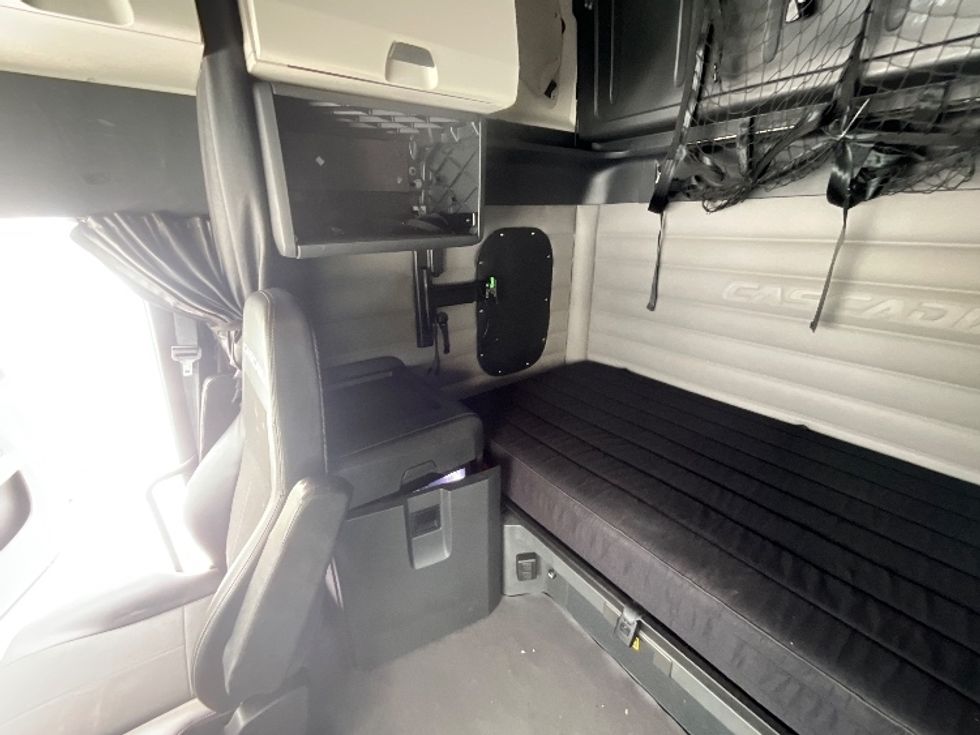 Sleeper Tractor-Heavy Duty Tractors-Freightliner-2019-T12664ST-Cambridge-ON-1,089,237\n\t\tkm-$ 56,000 - Image 19