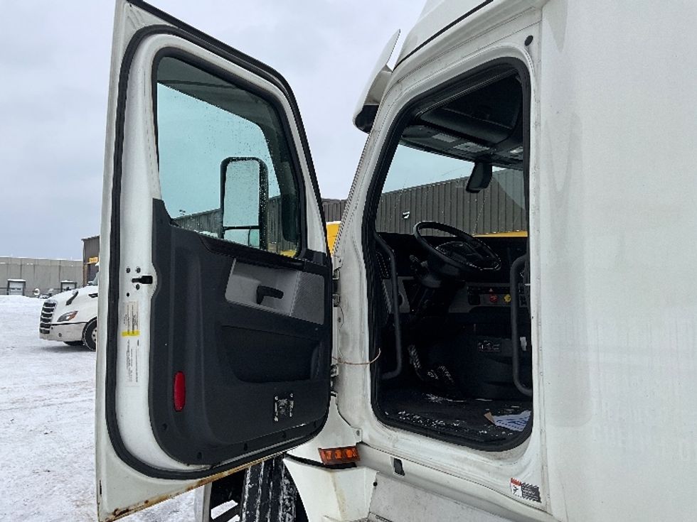 Sleeper Tractor-Heavy Duty Tractors-Freightliner-2019-T12664ST-Cambridge-ON-1,089,237\n\t\tkm-$ 56,000 - Image 9