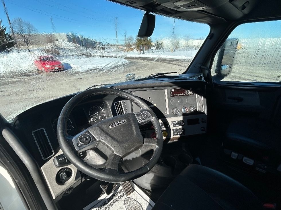 Sleeper Tractor-Heavy Duty Tractors-Freightliner-2019-T12664ST-Cambridge-ON-1,090,449\n\t\tkm-$ 56,000 - Image 10