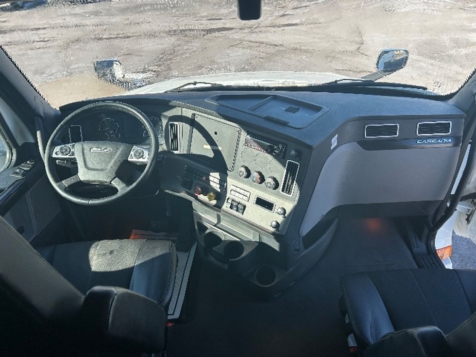 Sleeper Tractor-Heavy Duty Tractors-Freightliner-2019-T12664ST-Cambridge-ON-1,090,449\n\t\tkm-$ 56,000 - Image 12