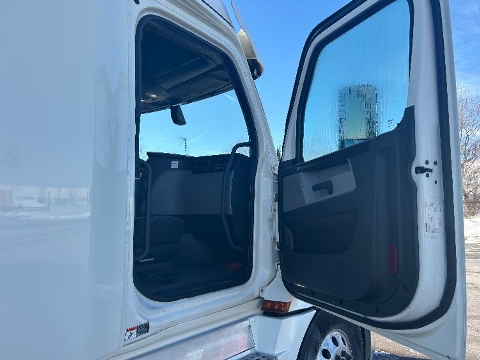 Sleeper Tractor-Heavy Duty Tractors-Freightliner-2019-T12664ST-Cambridge-ON-1,090,449\n\t\tkm-$ 56,000 - Image 13