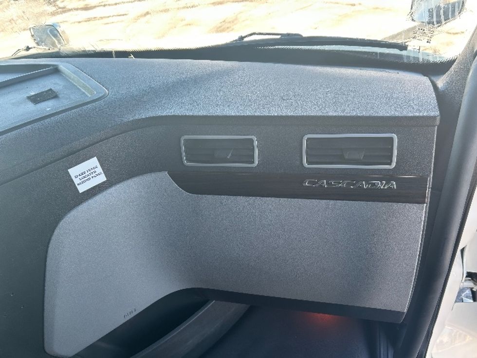 Sleeper Tractor-Heavy Duty Tractors-Freightliner-2019-T12664ST-Cambridge-ON-1,090,449\n\t\tkm-$ 56,000 - Image 14