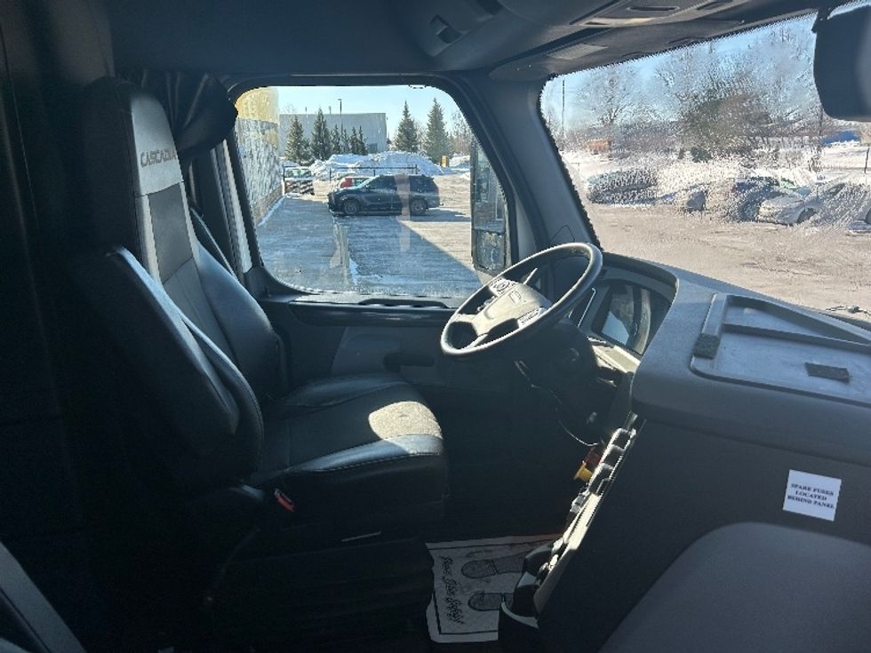 Sleeper Tractor-Heavy Duty Tractors-Freightliner-2019-T12664ST-Cambridge-ON-1,090,449\n\t\tkm-$ 56,000 - Image 15