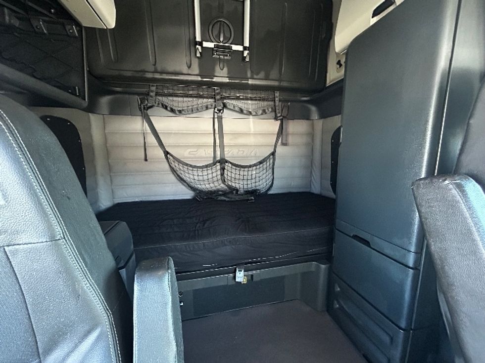 Sleeper Tractor-Heavy Duty Tractors-Freightliner-2019-T12664ST-Cambridge-ON-1,090,449\n\t\tkm-$ 56,000 - Image 16