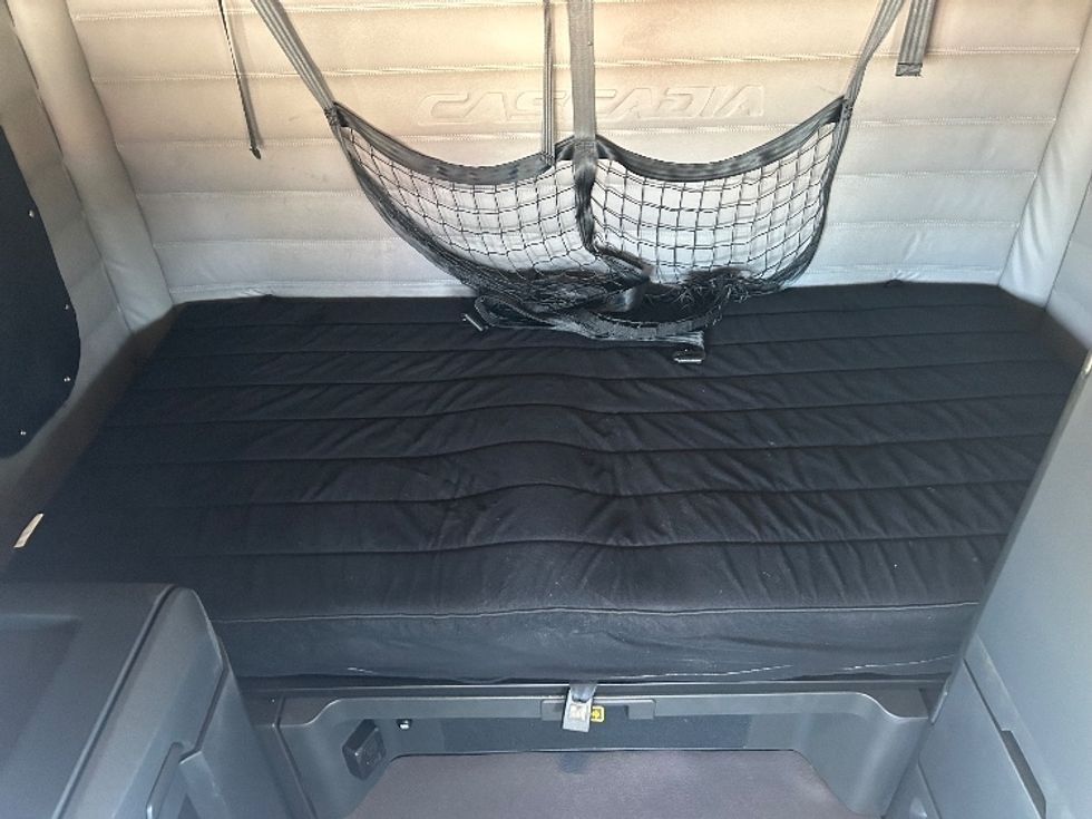 Sleeper Tractor-Heavy Duty Tractors-Freightliner-2019-T12664ST-Cambridge-ON-1,090,449\n\t\tkm-$ 56,000 - Image 17