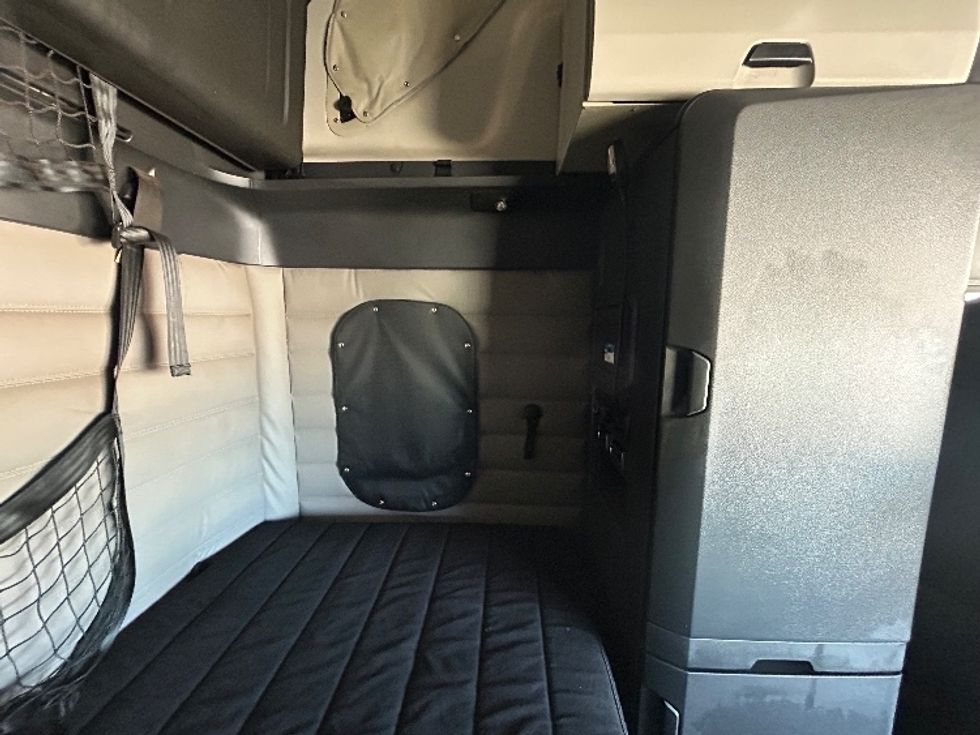 Sleeper Tractor-Heavy Duty Tractors-Freightliner-2019-T12664ST-Cambridge-ON-1,090,449\n\t\tkm-$ 56,000 - Image 18