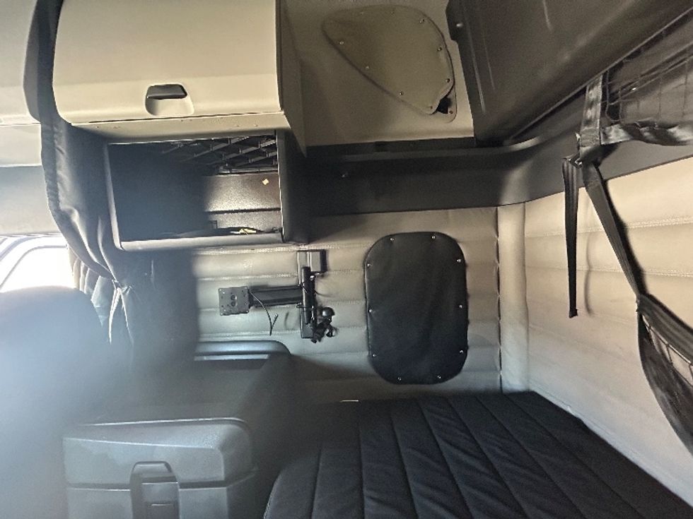 Sleeper Tractor-Heavy Duty Tractors-Freightliner-2019-T12664ST-Cambridge-ON-1,090,449\n\t\tkm-$ 56,000 - Image 19