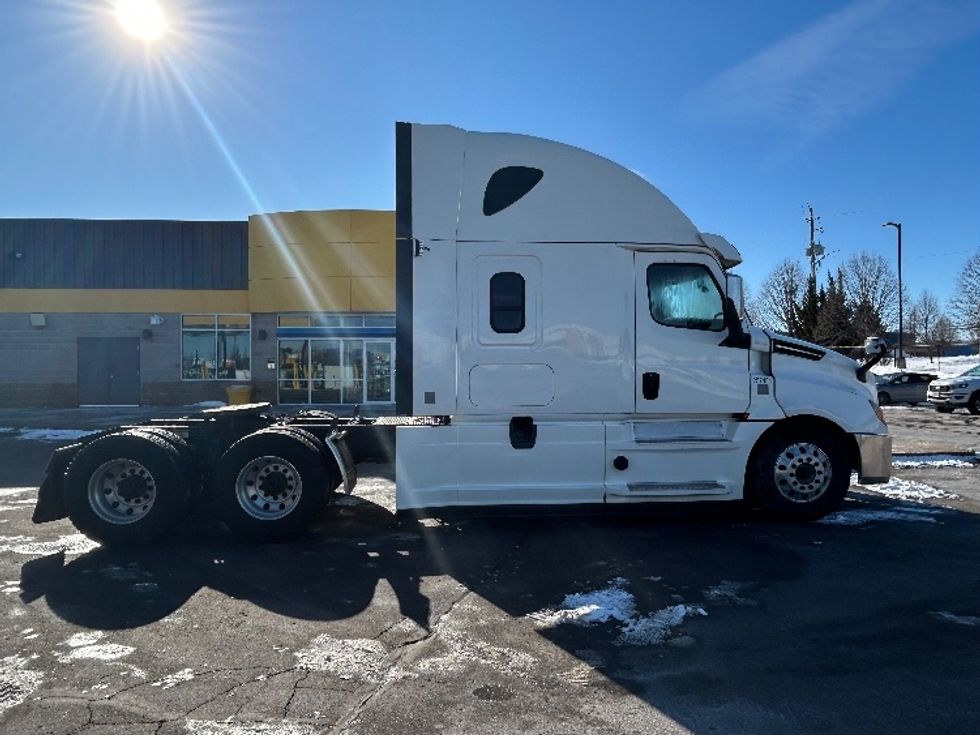 Sleeper Tractor-Heavy Duty Tractors-Freightliner-2019-T12664ST-Cambridge-ON-1,090,449\n\t\tkm-$ 56,000 - Image 8