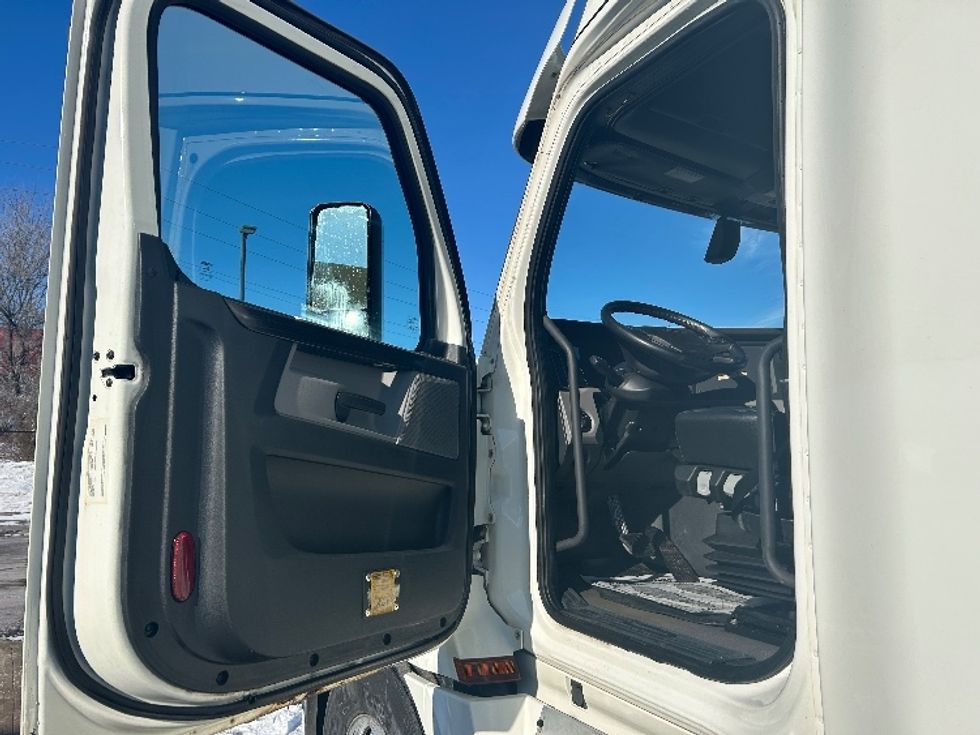 Sleeper Tractor-Heavy Duty Tractors-Freightliner-2019-T12664ST-Cambridge-ON-1,090,449\n\t\tkm-$ 56,000 - Image 9