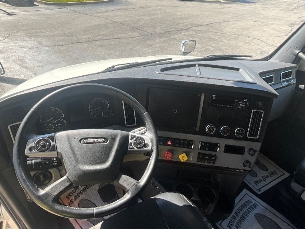 Sleeper Tractor-Heavy Duty Tractors-Freightliner-2019-T12664ST-Cambridge-ON-1,096,654\n\t\tkm-$ 66,500 - Image 11